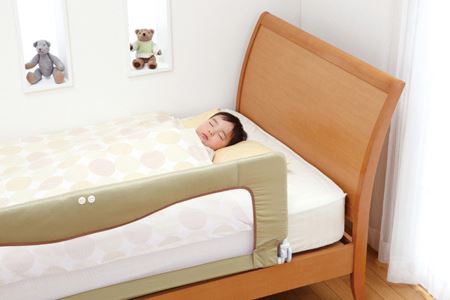 赤ちゃん用にも使えるスチールのベッドガード