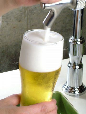 ジョッキーに生ビールを注ぐ