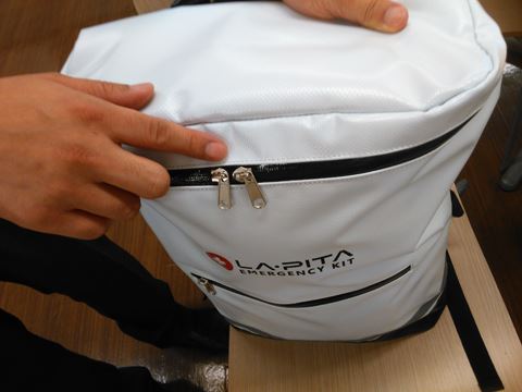 ターポリン 素材を使った防災グッズセット