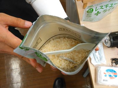 アルミパウチに携帯用スプーンが入ったレスキューライス