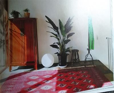 赤い色の糸を多く使ったキリムでエスニックな部屋のイメージに