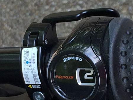 私が購入したブリヂストンの電動アシスト自転車「bikkePOLARe」手元のハンドルロック