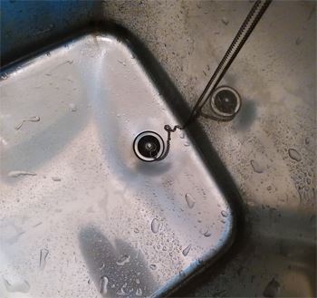 ふろ予約設定をする前に排水栓とフタを必ずしておく!
