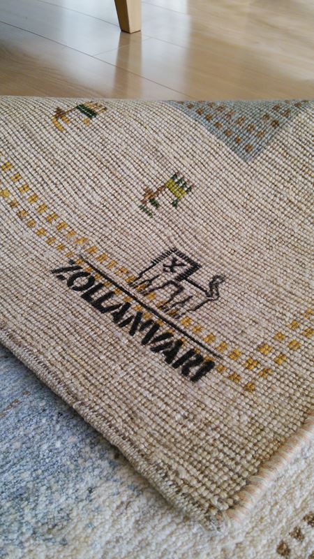 ゾランヴァリ社の刻印が入ったギャッベの絨毯