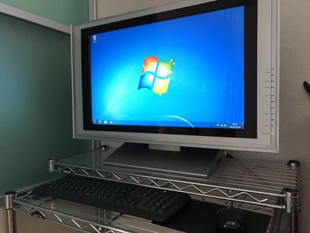 一般的なデスクトップは本体+ディスプレイの場所がそれぞれ必要。