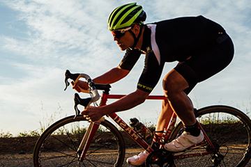 ロードなどの自転車の長距離走行ではソフトシェル素材のヘルメットを着用する