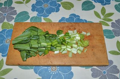 おすすめヒューロムスロージューサーHU-300Wで作るフレッシュジュースの材料繊維の多い野菜（小松菜）は細かく切る