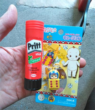 スティックのりと携帯ストラップを並べて大きさを比較