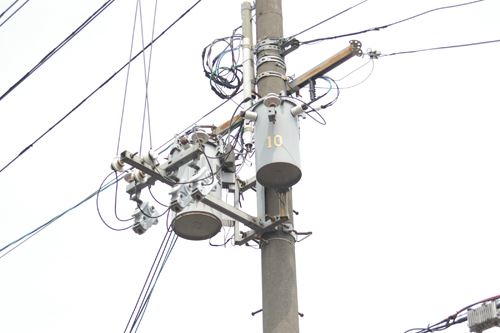 標準レンズで10メートル先の電柱の上にある変圧器を撮影