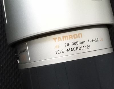 望遠ズームレンズの焦点距離の表示は70 mmから300 mm