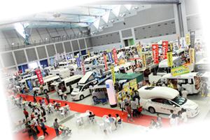 新車展示会場に並んでいる新車