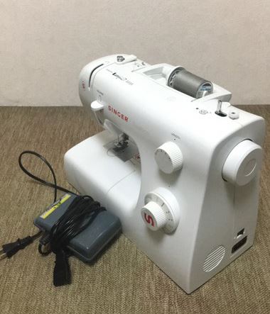 フットコントローラー式の電動ミシンシンガーTradition SN-520