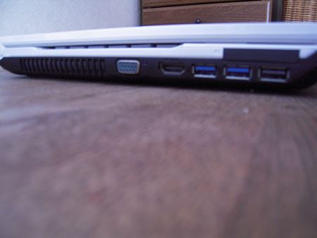 富士通のLIFEBOOK AH42/K15.6型ワイドUSBのソケットが右にある