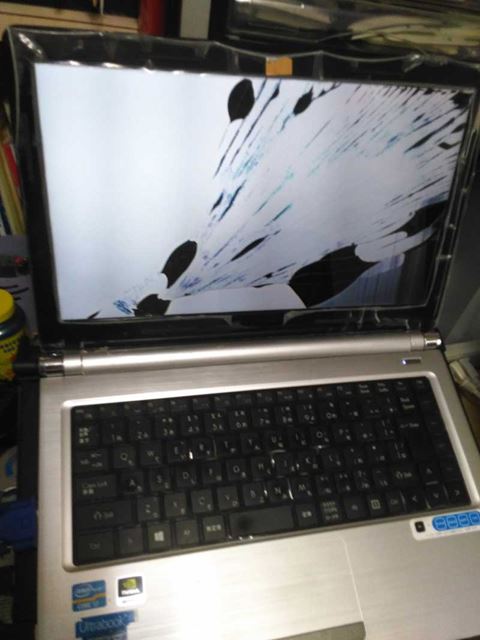 ノートパソコンの液晶画面が割れたので修理した