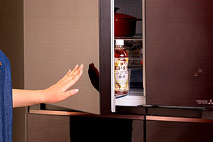 三菱の大型冷蔵庫6ドアに搭載されているオートクローザー（自動で閉まるドア）