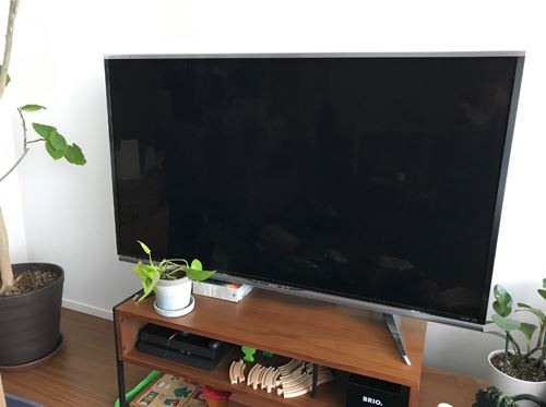シャープの液晶テレビアクオスの52型LC-52XL10をテレビボードの上に置いています
