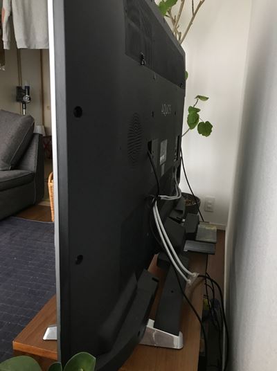 シャープの液晶テレビアクオス52型LC-52XL10の後ろ側のすっきりした配線