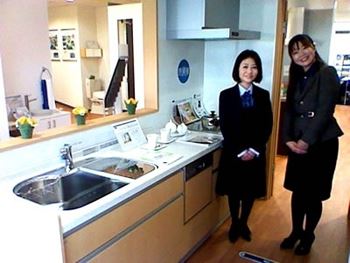 ショールームに展示されているシステムキッチン