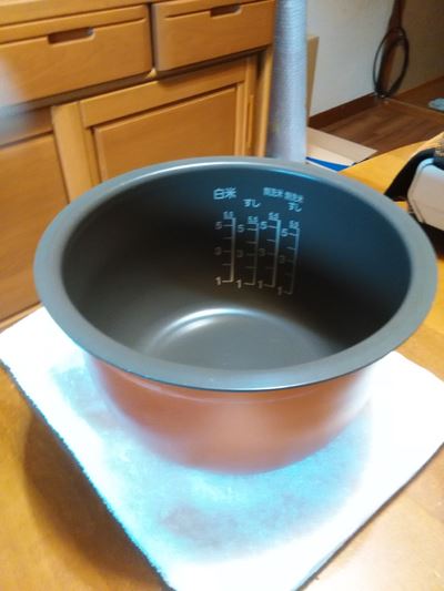 東芝のマイコン ジャー炊飯器5.5合炊きRC10MFHWの釜