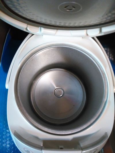 東芝のマイコン ジャー炊飯器5.5合炊きRC10MFHW釜を取って中を見た様子