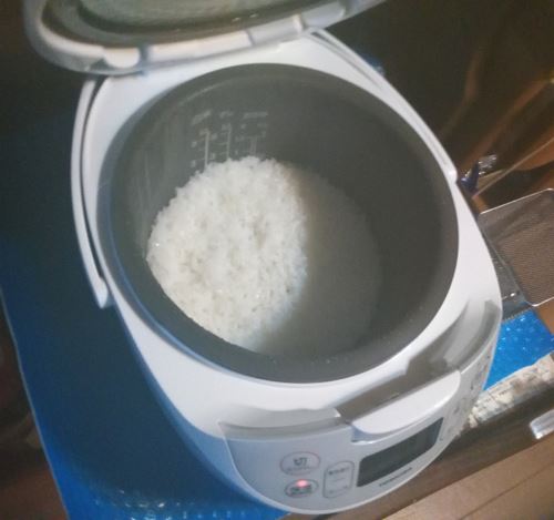 蒸気が出ておいしそうな炊き立てのご飯