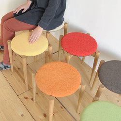 丸い座面の木製スツール