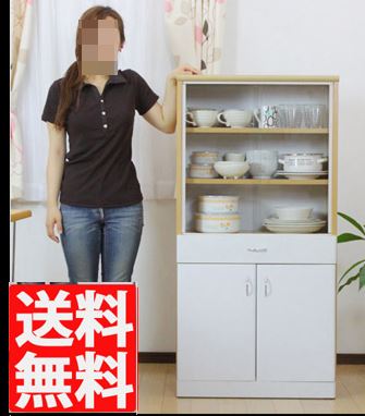 背が高い引き戸タイプの食器棚