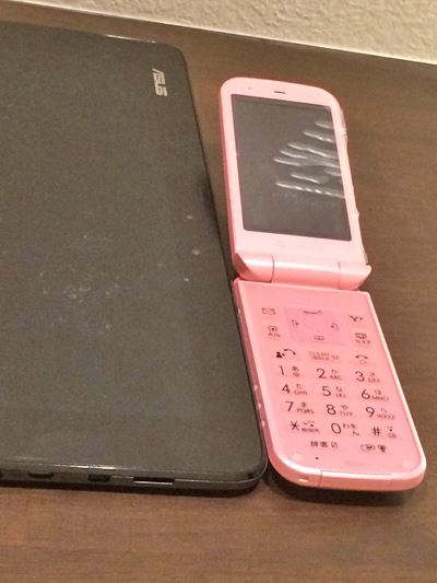 ASUS TransBook T100HAと携帯電話の大きさと比較