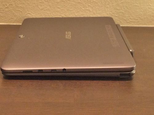 ASUS TransBook T100HAのパソコンを横から取って、薄さが分かるような写真