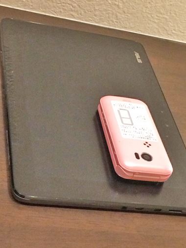 ASUS TransBook T100HAのパソコンの上に、何か比較できそうな物を置いた写真