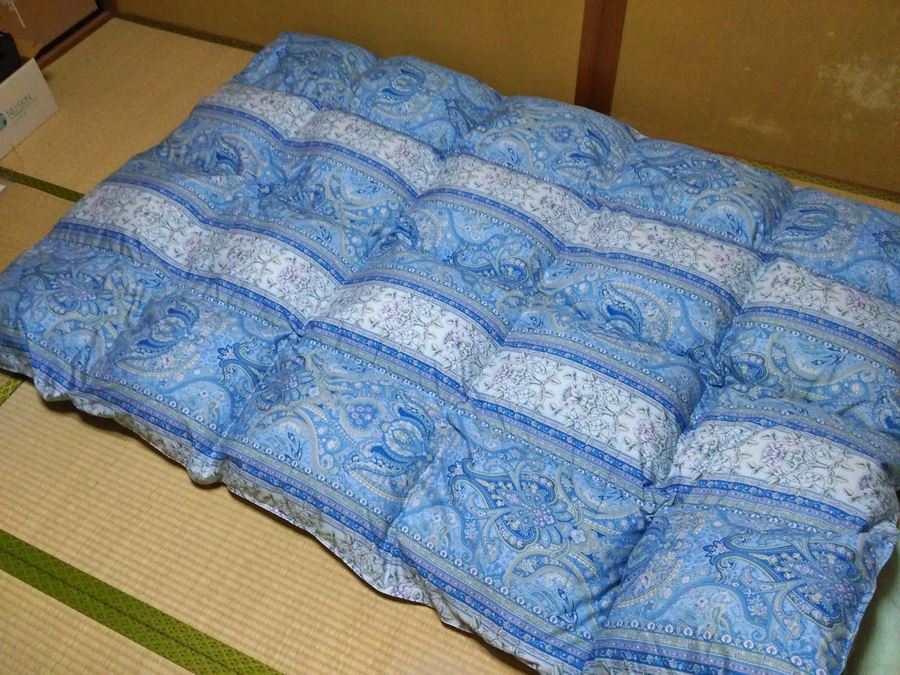 タンスのゲンさん羽毛掛布団。1回使って空気が入りかさ高15センチのふかふかに。