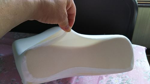 「トゥルースリーパー ネックフィット ピロー」ウレタンフォームの中身とポリエステルの布
