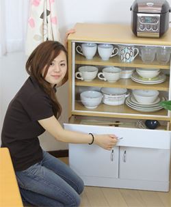 ミニサイズだから部屋を部屋を狭く見せないサイズの食器棚